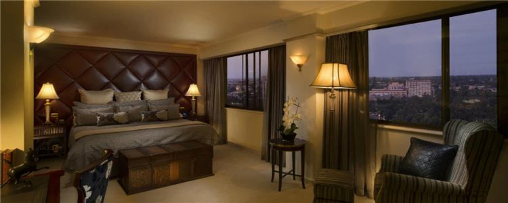 Stamford Plaza Adelaide Hotel Exterior foto A bedroom at the Ritz-Carlton