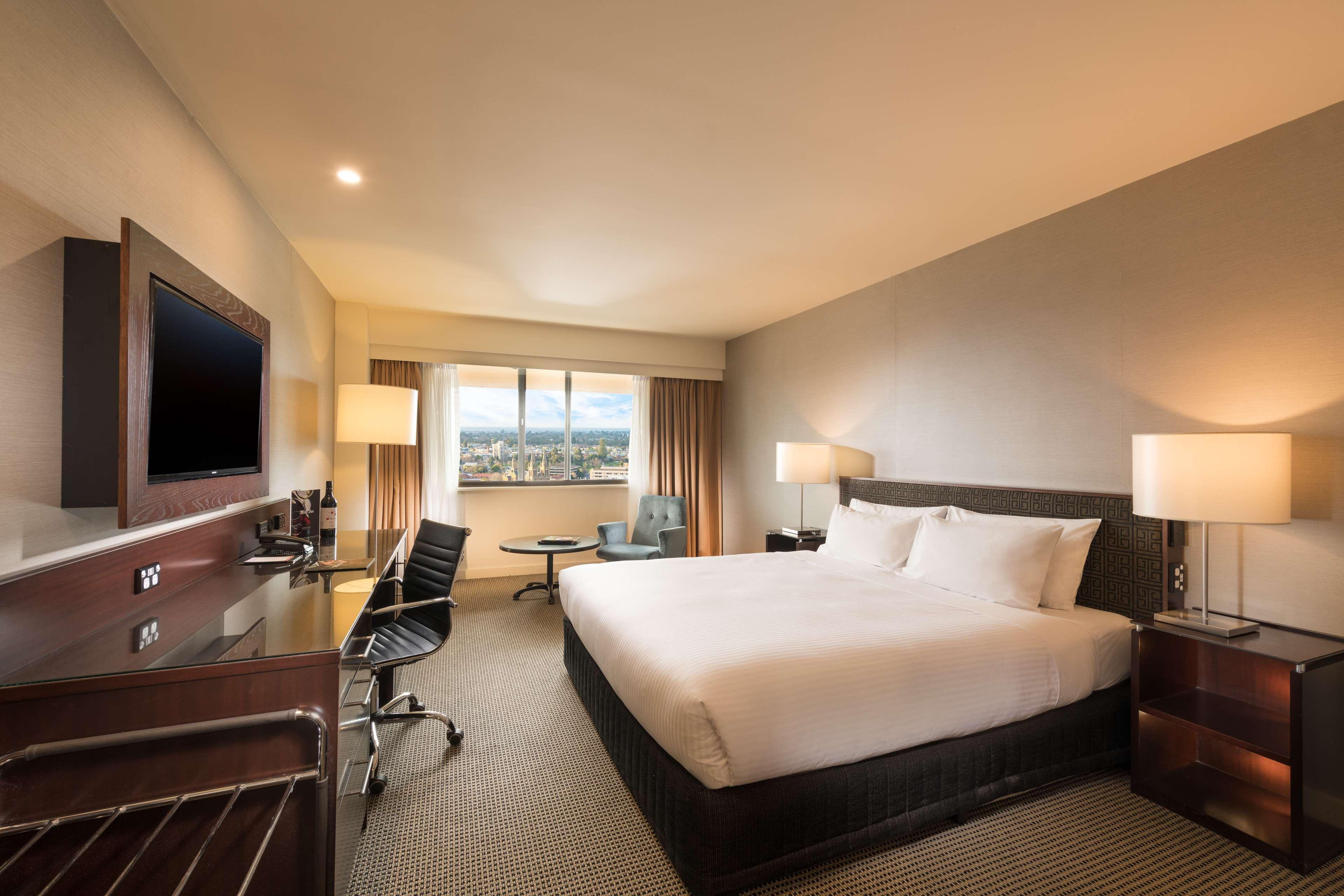 Stamford Plaza Adelaide Hotel Exterior foto A guest room at the Hilton San Francisco
