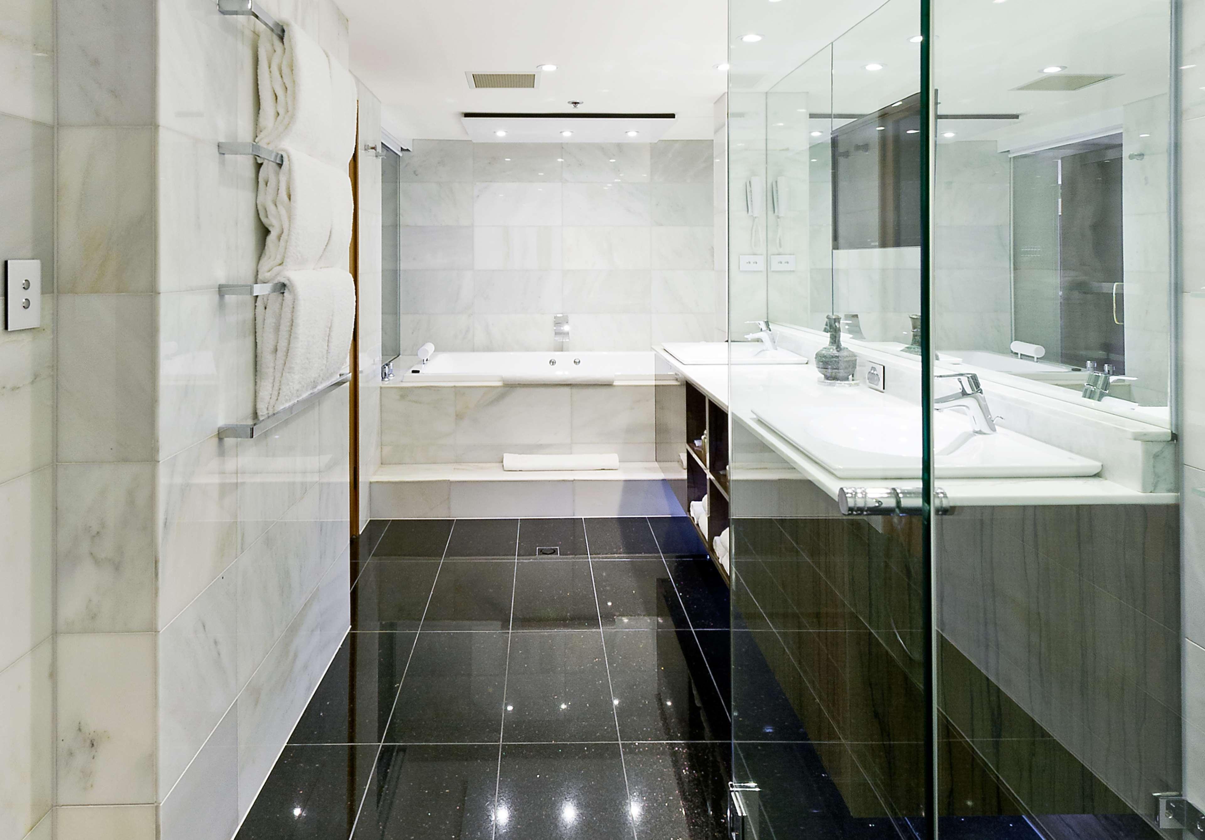 Stamford Plaza Adelaide Hotel Exterior foto A modern bathroom