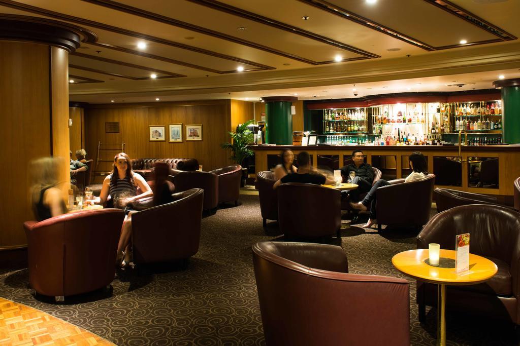 Stamford Plaza Adelaide Hotel Exterior foto The bar at the hotel